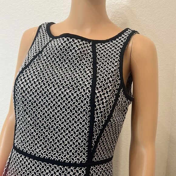Talbots Dress Size 8 Petite Scoop Neck Sleeveless Black White Slimming Line Midi - Picture 3 of 9